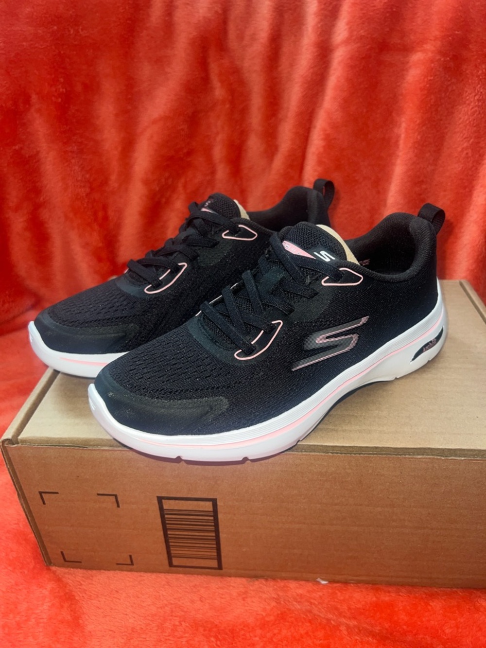 Skechers Black Athletic GoWalkSneakers with Pink Accents Arch Fit Women’s Size 5
